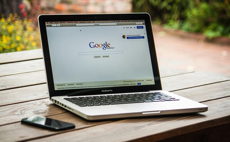 What should Chinese enterprises do in website design in global expansion?